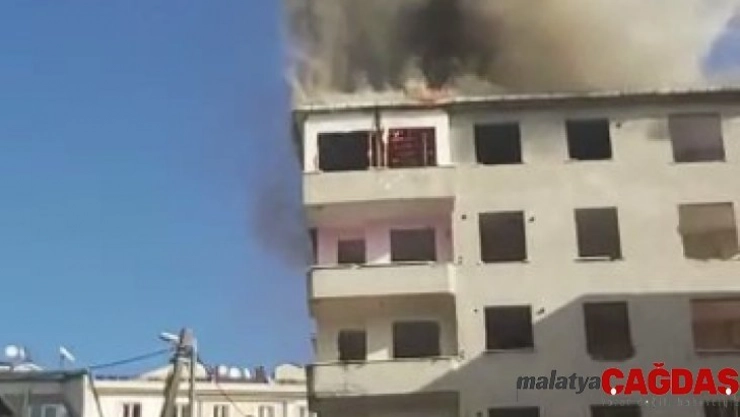 Tuzla'da inşaatın çatısında yangın