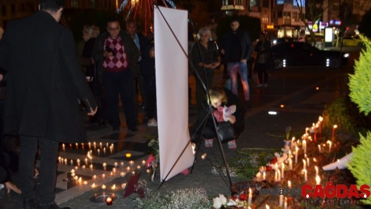 Uçak kazasında hayatını kaybedenler için çiçek bıraktılar