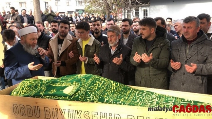Uçakta rahatsızlanarak hayatını kaybeden genç son yolculuğuna uğurlandı
