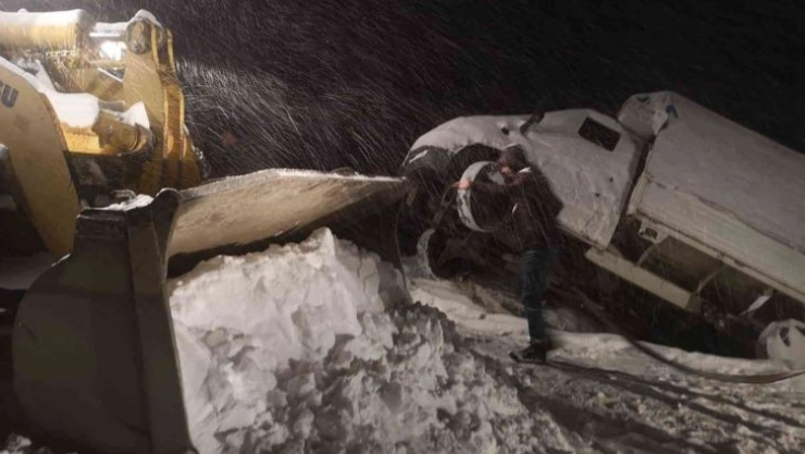 Uçurumda asılı kalan minibüs kurtarıldı