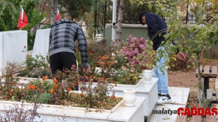 Ülkü ocakları şehitler için yürüyüp şehitliği temizledi