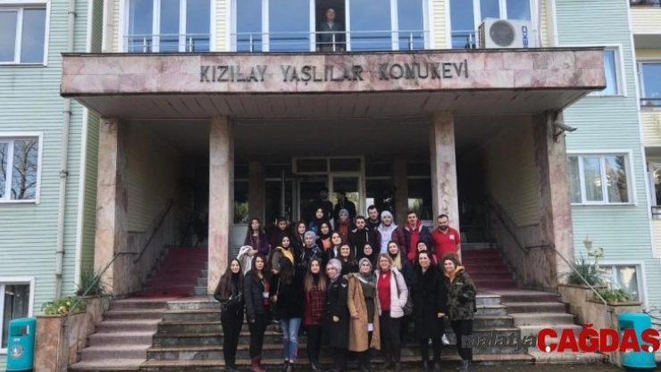 Üniversite öğrencileri 2020'nin ilk ziyaretini yaşlılar konukevine gerçekleştirdi