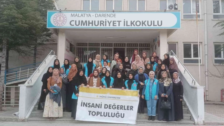Üniversite öğrencileri, minikler için atkı ve bere ördü