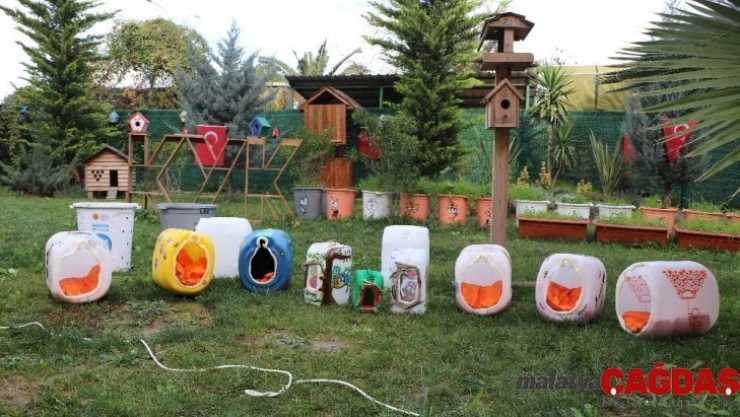 Üniversite öğrencilerinden atık malzemelerden sokak hayvanlarına yuva