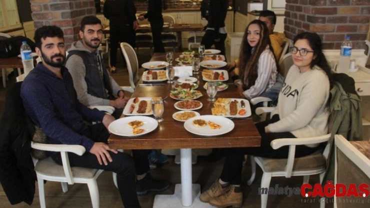 Üniversite öğrencilerine ücretsiz kebap