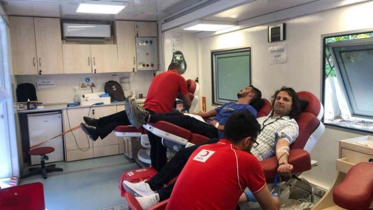 Üniversiteli gençlerden Kızılay'a kan bağışı