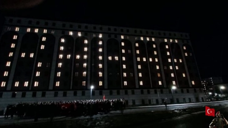 Üniversitelilerden Mehmetçik'e destek: Oda ışıklarıyla  'Bahar' ve 'TSK' yazdılar