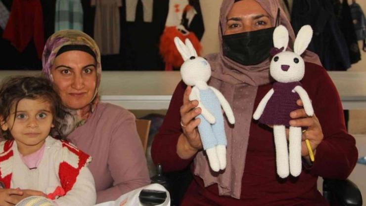 Urfalı kadınlar yetim ve öksüz çocuklar için bez bebek yapıyor