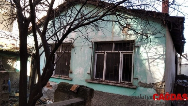 Uşak'ta kullanılmayan evde yangın çıktı