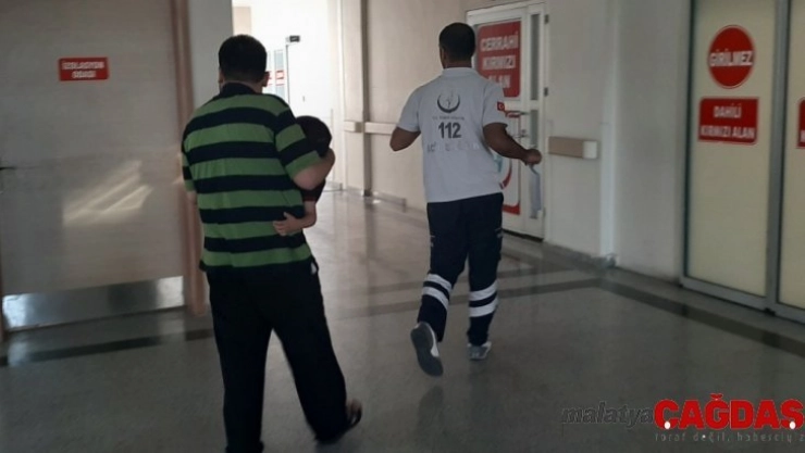 Üzerine buzdolabı kapağı düşen çocuk yaralandı