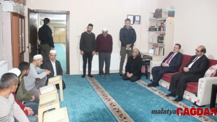 Vali Akbıyık'tan Kur'an-ı Kerim öğrenen işitme engellilere ziyaret