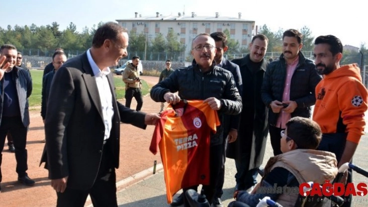 Vali Atik'ten engelli gençlere akülü sandalye hediyesi