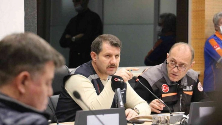 Vali Ayhan: 'Mecbur kalmadıkça dışarı çıkmayın'