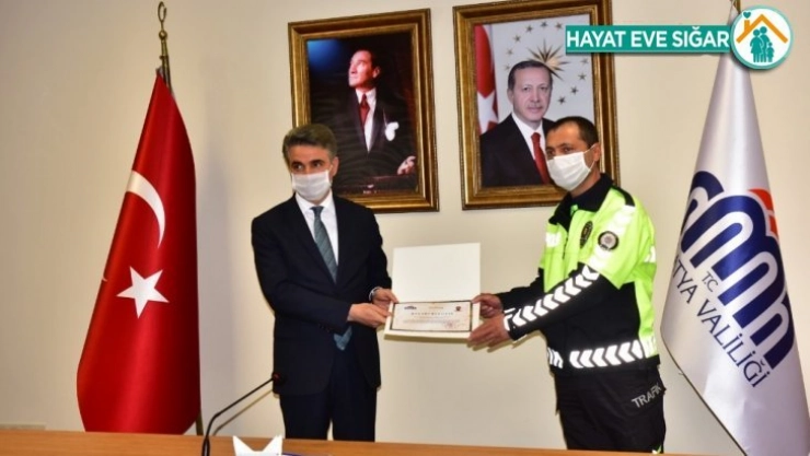 Vali Baruş'tan başarılı trafikçilere teşekkür belgesi