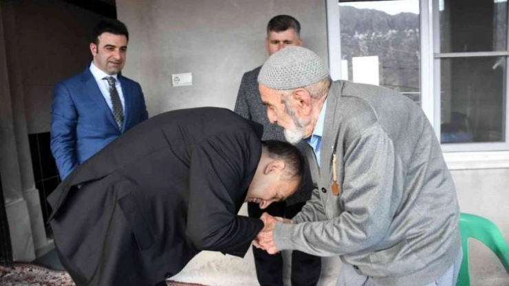 Vali Çuhadar, Kore gazileriyle bir araya geldi