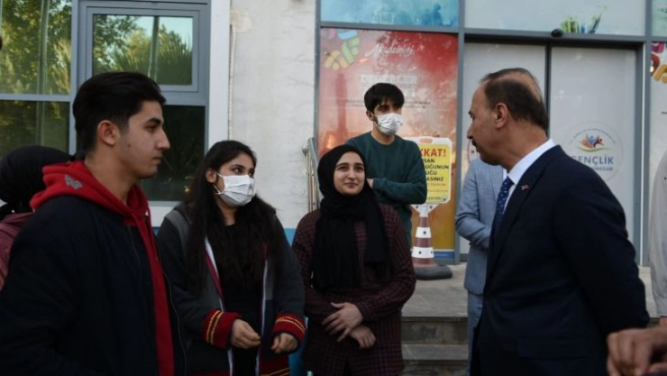 Vali Erin Hilvan'da gençlerle buluştu