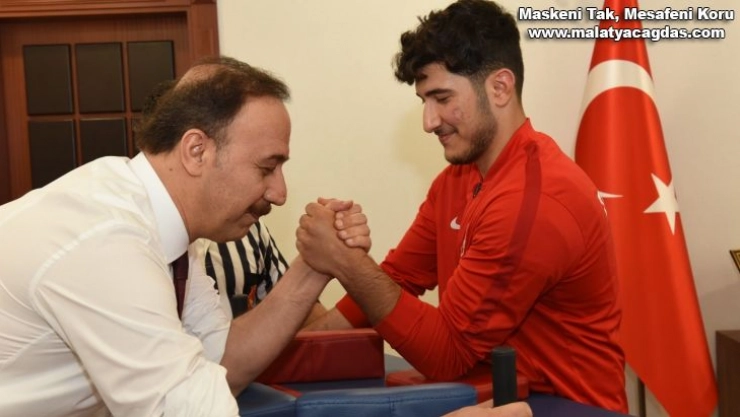 Vali Erin şampiyon sporcu Ocakoğlu'nu nakavt etti