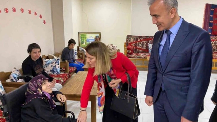 Vali eşi Çuhadar'dan gönüllere dokunan ziyaret