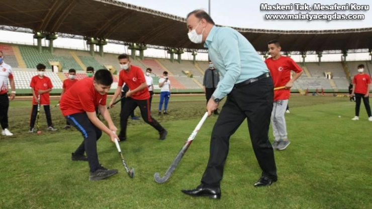 Vali gençlerle çim hokeyi oynadı