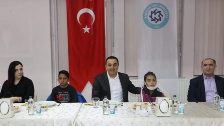 Vali Öksüz, öğrencilerle iftarda buluştu