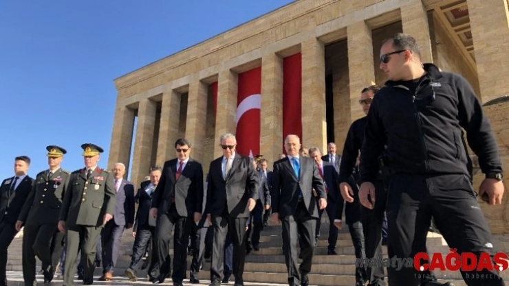 Vali Şahin Ankara'nın başkent oluşunun yıl dönümünde Anıtkabir'i ziyaret etti
