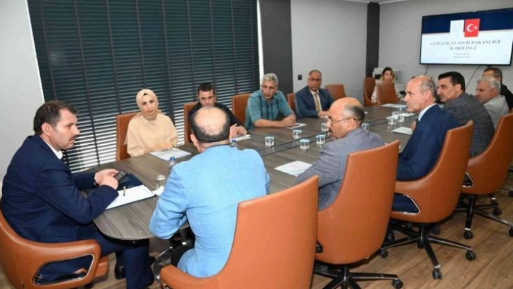 Vali Salih Ayhan'dan Gençlik ve Spor İl Müdürlüğü'ne ziyaret