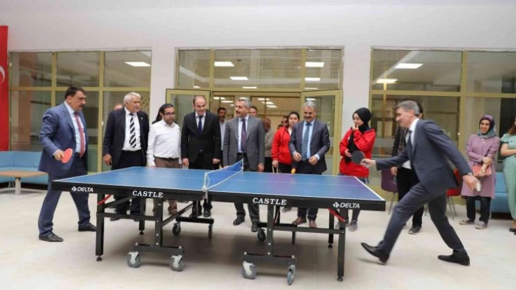 Vali ve başkan masa tenisi oynadı