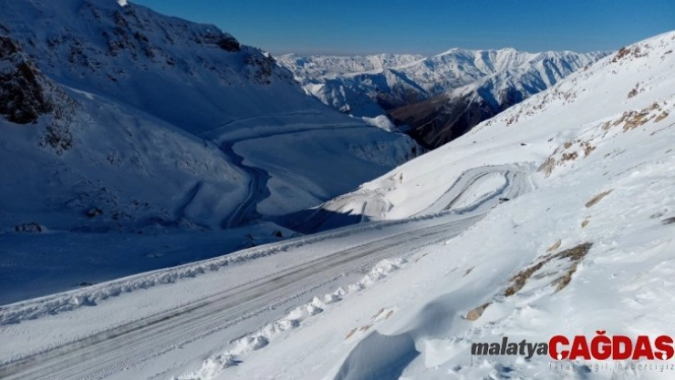 Van-Bahçesaray karayolu ulaşıma açıldı