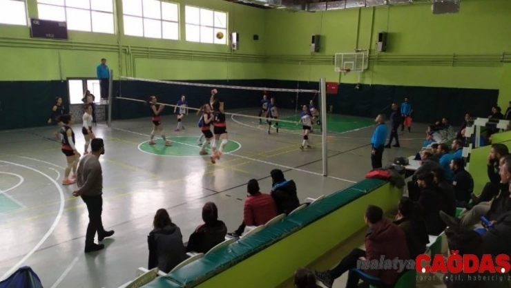 Van büyükşehir belediyesi kadın voleybol takımı 2. sıraya yerleşti