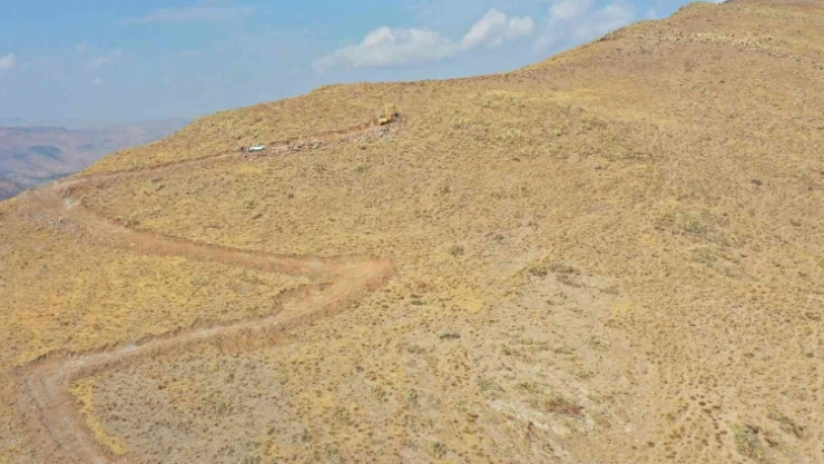 Van Büyükşehir Belediyesinden 2 bin 400 rakımda yol çalışması