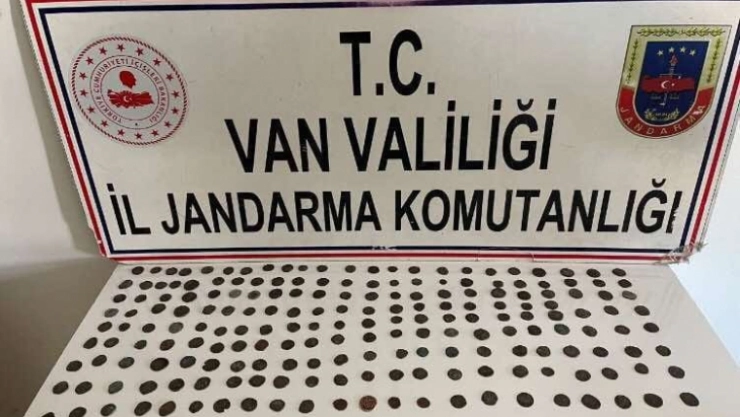 Van'da 197 adet bronz sikke ele geçirildi