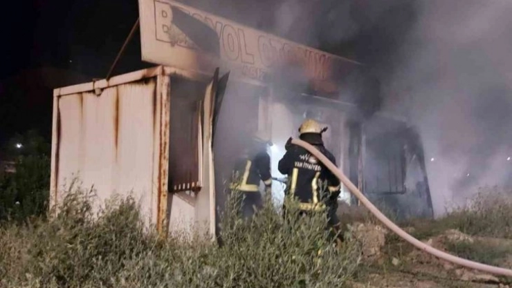 Van'da konteyner yangını