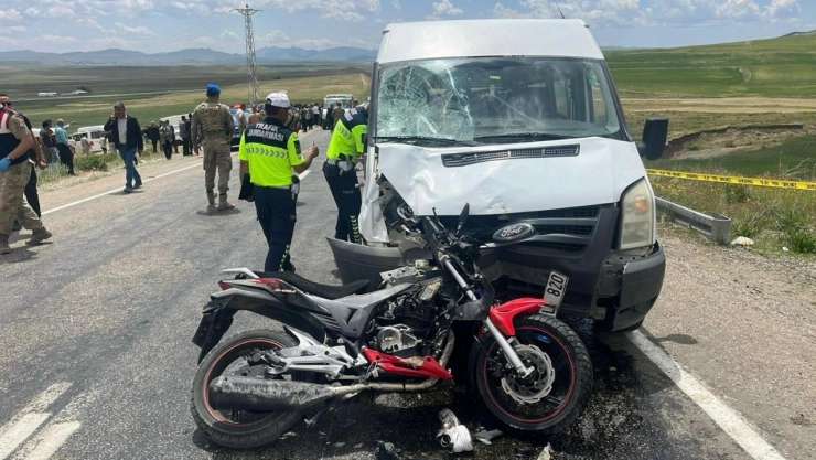 Van'da motosikletin minibüsle çarpışması sonucu 2 kişi öldü