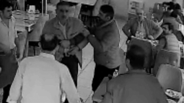 Van'da panik dolu anlar: Nefes borusuna yiyecek kaçan müşteriyi iş yeri sahibi kurtardı