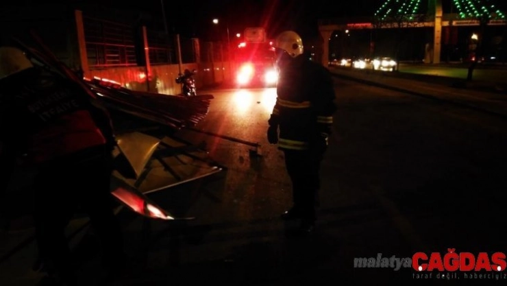 Van'da rüzgar çatı uçurdu