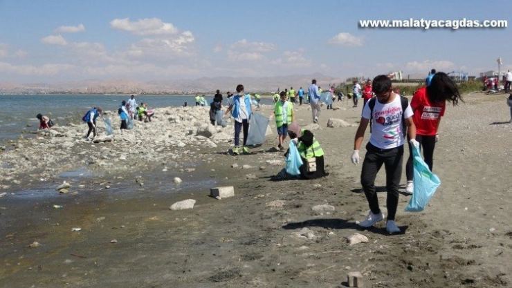 Van Gölü kıyıları çöpten arındırıldı