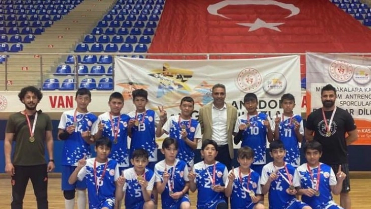 Van'ın erkek ve kız voleybol takımları yarı finale yükseldi