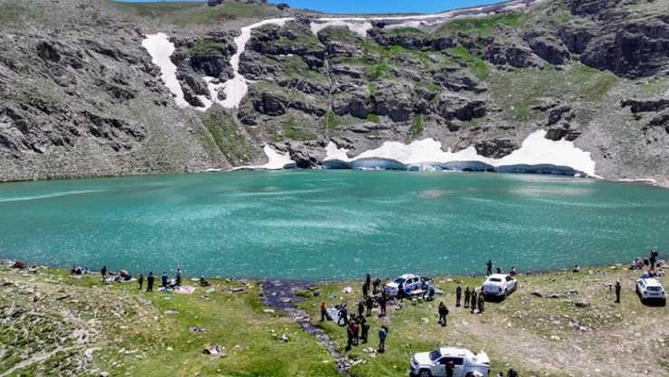 Van'ın Zirvesinde Görsel Şölen: Buzul Gölü Ziyaretçi Akınına Uğruyor