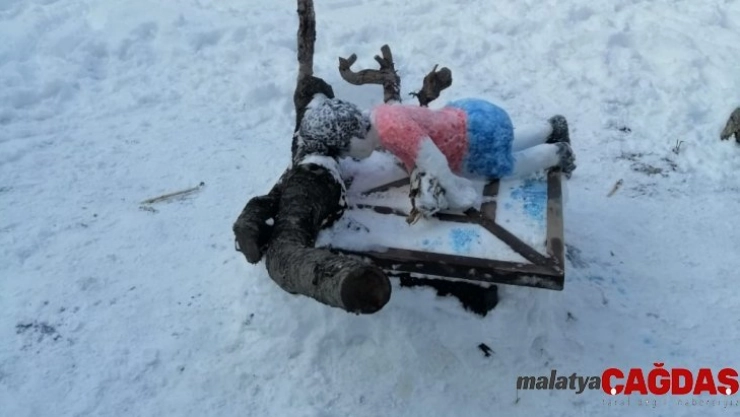 Vanlı çocuklar, Aylan bebeğin kardan heykelini yaptı