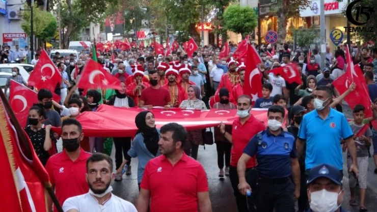 Vatandaşlar demokrasi nöbeti için meydanlara koştu