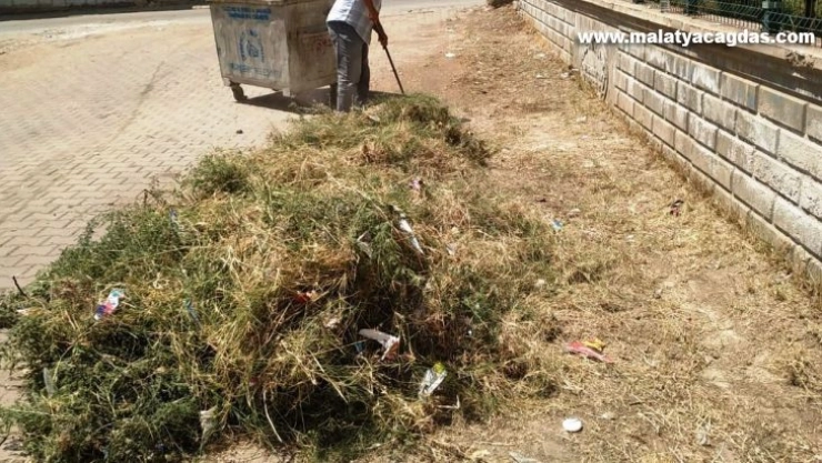 Viranşehir'de okul çevreleri temizleniyor