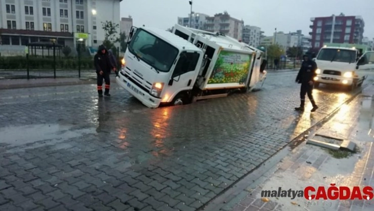 Viranşehir'de sağanak yağmurdan yol çöktü