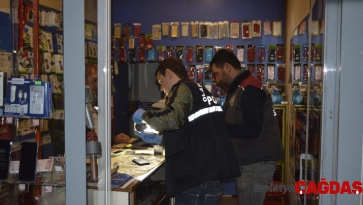 Vitrindeki cep telefonunu çalarak kayıplara karıştı