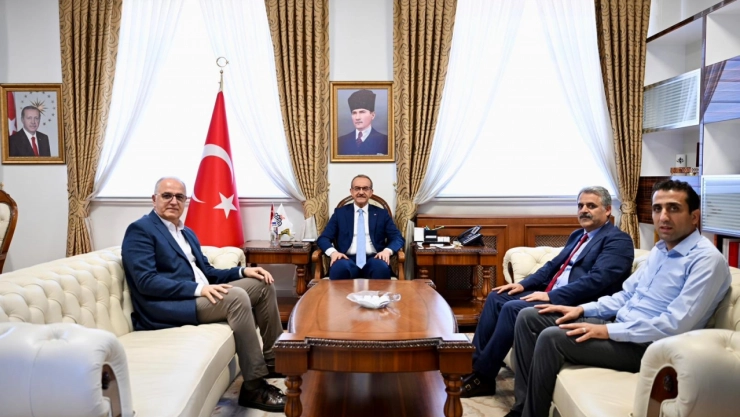 Voleybol Federasyonu Başkanı Üstündağ'dan Nezaket Ziyareti