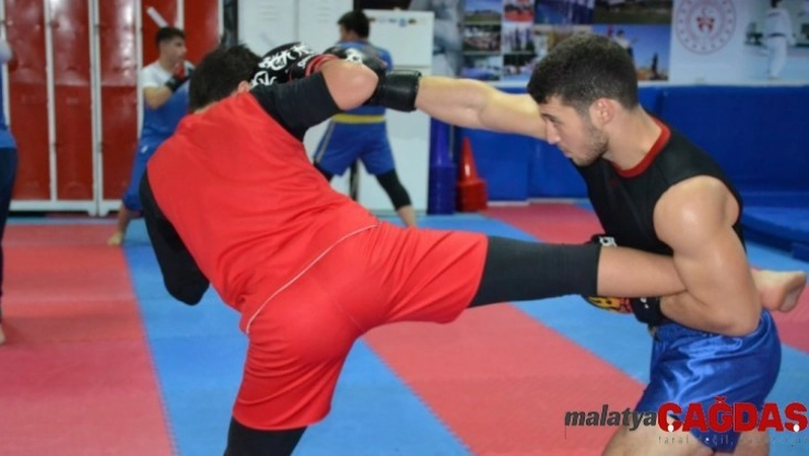 Wushu kung-fu sporcuları müsabakalara hazırlanıyor