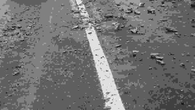 Yağış sonrası yola, taş ve kaya parçaları düştü