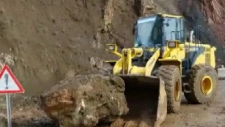 Yağışlar köprünün hasar görmesine neden oldu