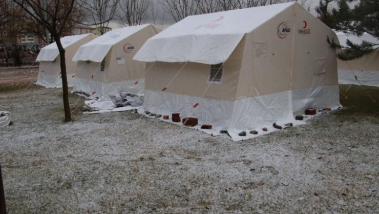 Yağışların etkili olmaya başladığı Elazığ'da, çadırkentte yaşam