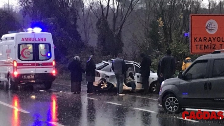 Yağışlı havada direksiyon hakimiyetini kaybetti 2 kişi yaralandı