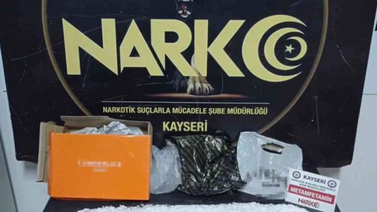 Yakalanacaklarını anladılar, uyuşturucu maddeyi tarlaya bıraktılar